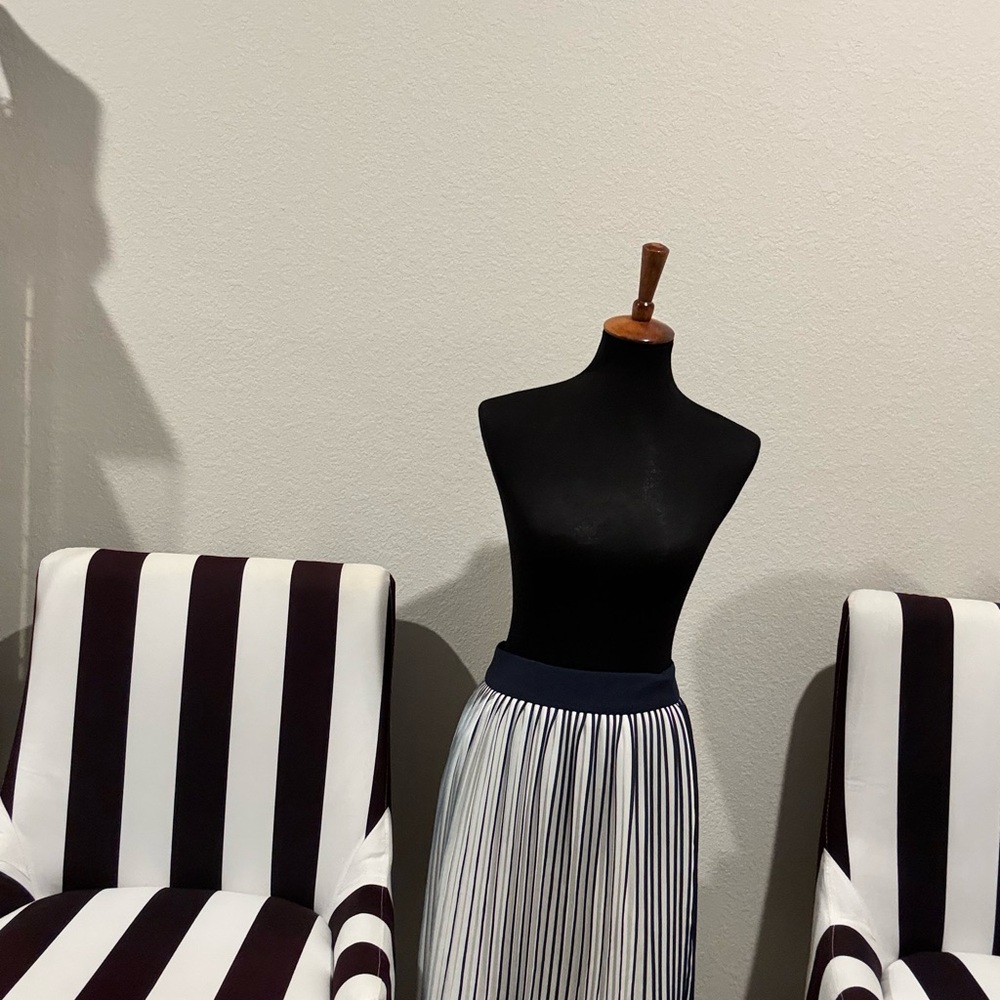 ✨ J.Crew Navy & White Pleated Midi Skirt – Size 2 ✨